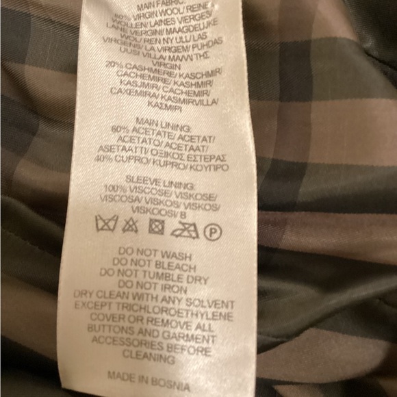 Burberry London Virgin Wool Coat
• Brown
• Pointed Collar
• Flap - Picture 11 of 12